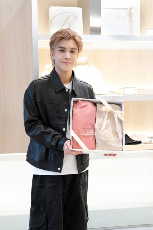 ReFa VITALWEARのギフトボックスを手にする岩田さん