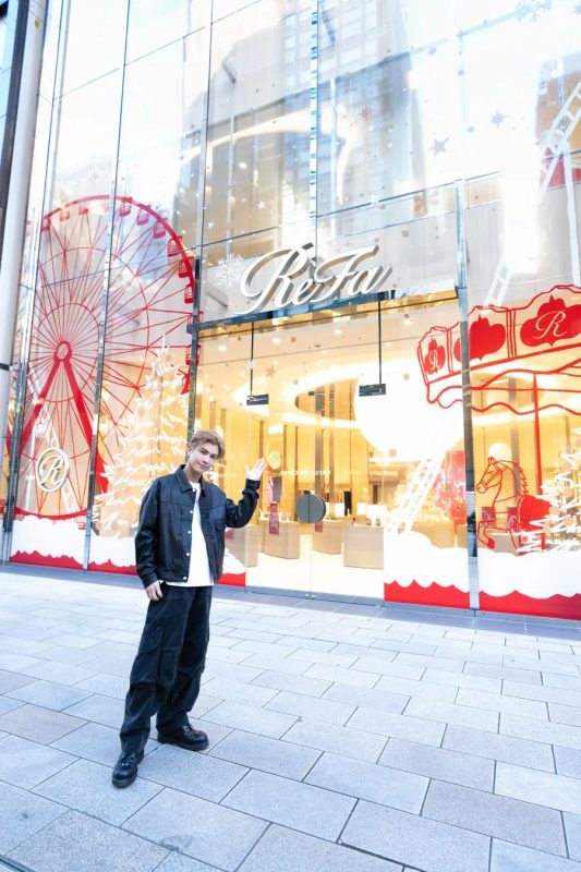クリスマスの装飾が施されたReFa GINZAに初来店された岩田剛典さん