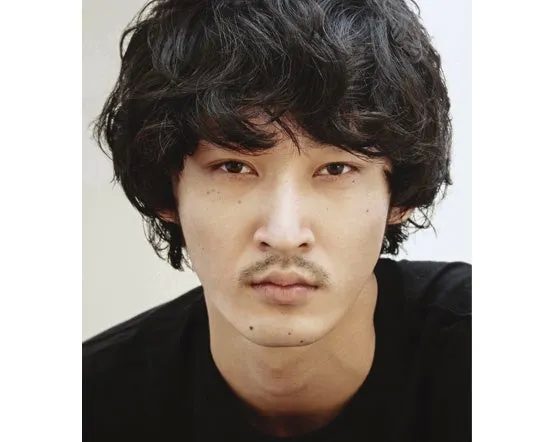 黒髪で口ひげを生やした男性の顔のアップ