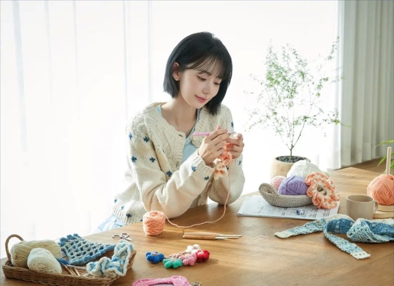 女性が編み物をしている写真