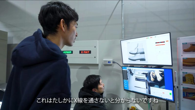 2人の男性が、靴のX線検査を行っている様子