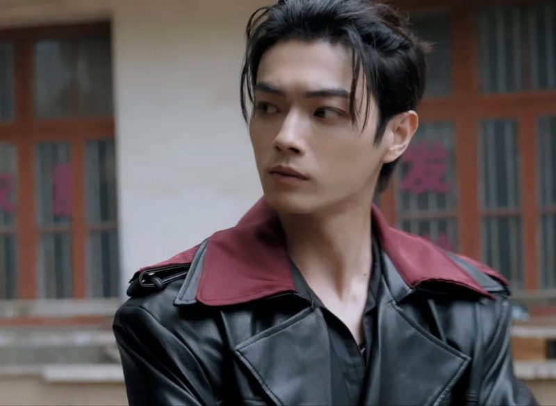 黒い革のジャケットを着た若い男性のクローズアップショット。