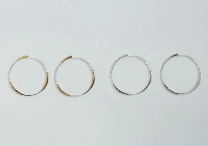 ゴールドとシルバーのコンビカラーフープピアス