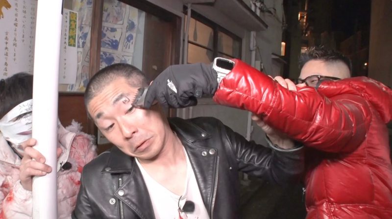 しずる池田さんが眉毛を剃られているコミカルな場面
