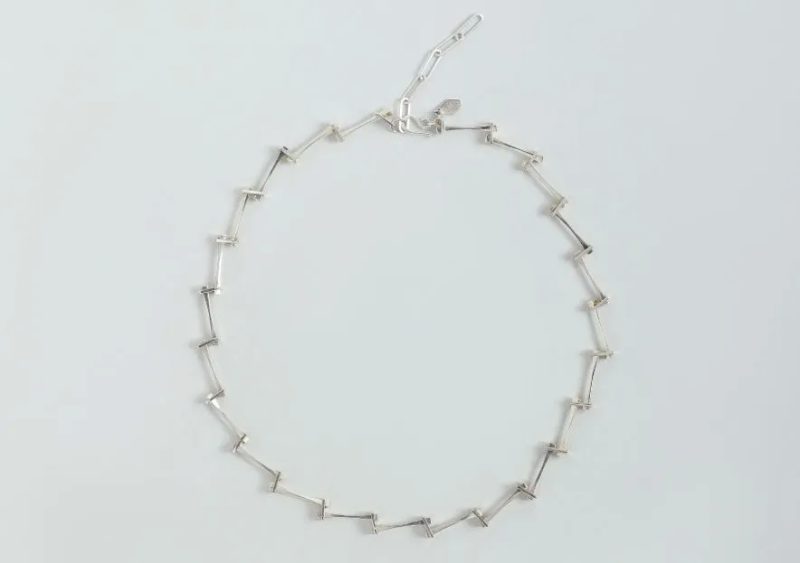 シルバーの幾何学デザインネックレス
