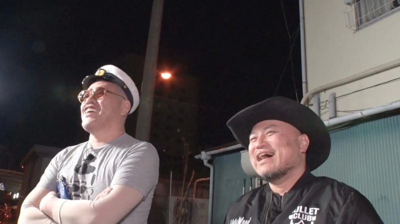 夜の屋外で楽しそうに笑うくっきー！さんとハリウッドザコシショウさんらしき二人組