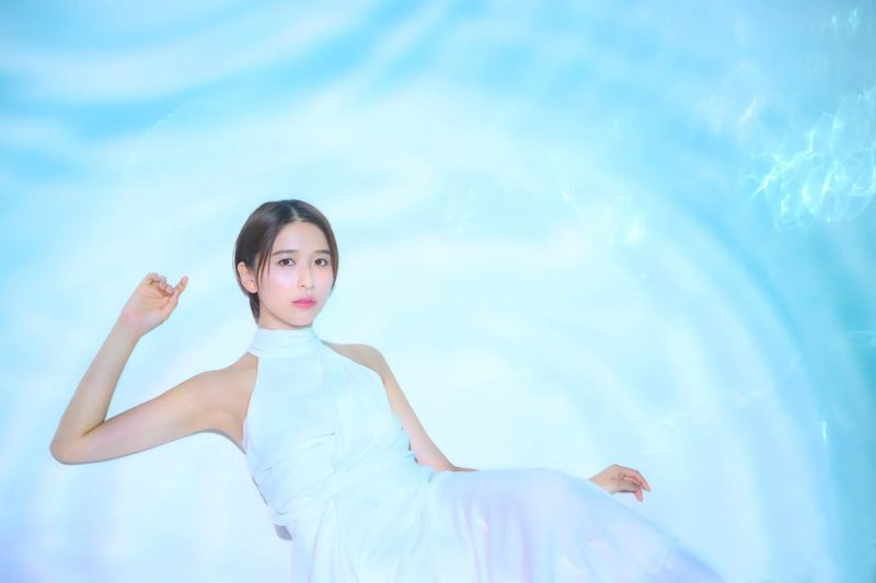 白いドレスを着てポーズをとる女性