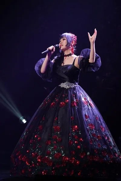 ステージで歌う女性