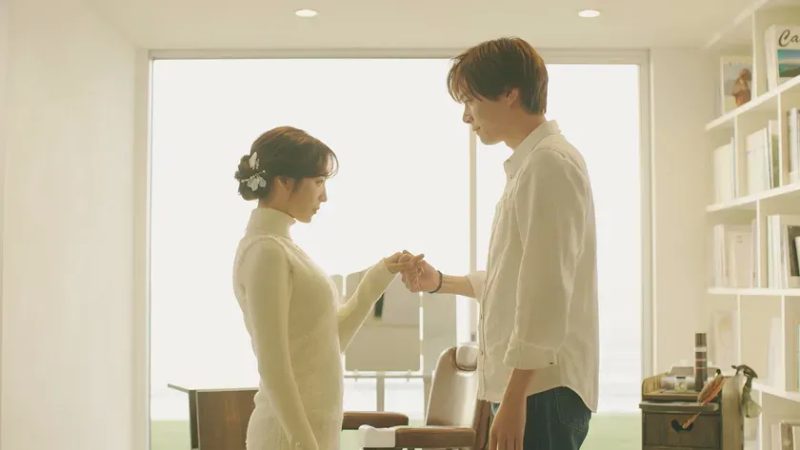 手をつなぐ美波と蓮