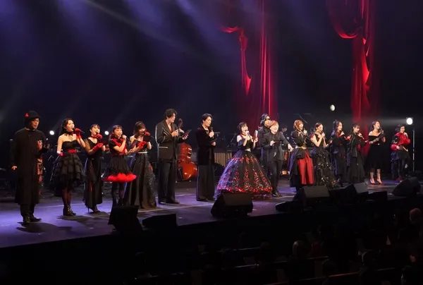 舞台で歌う人々の写真