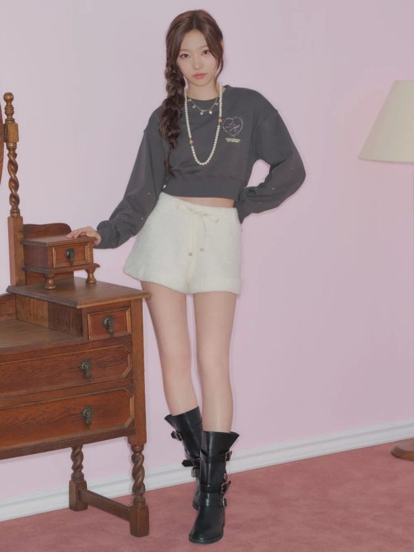 LOOK: 黒ブーツとショートパンツの女性