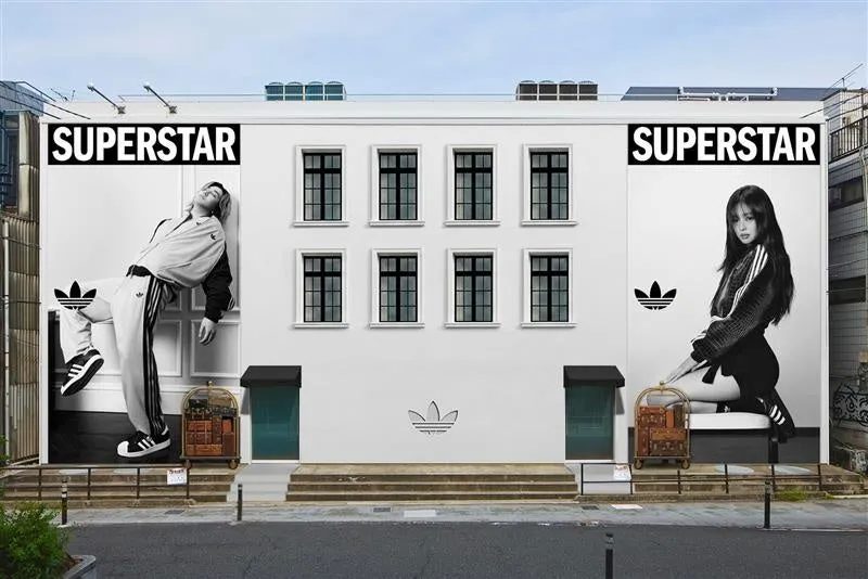 アディダスの広告が描かれた建物の写真。