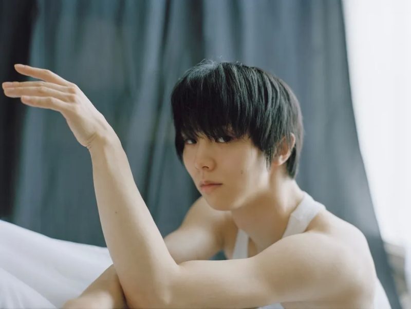 ポーズをとる羽生結弦さん