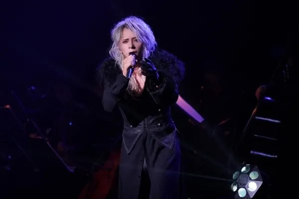 舞台で歌う女性の姿