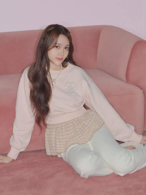 LOOK: ピンクセーターの女性