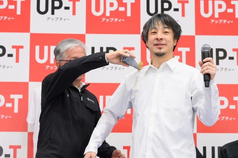 NOTOSNOWに醤油をかける実演