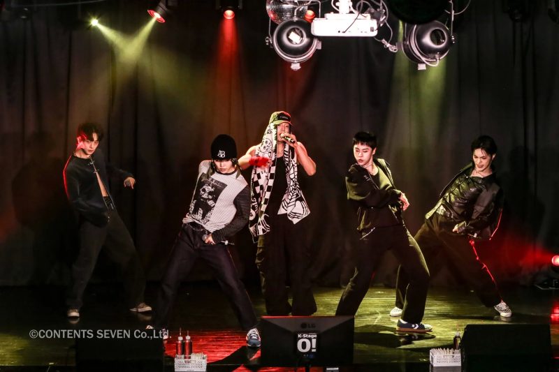 ステージでパフォーマンスをする5人組の男性グループ