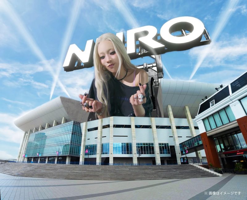 巨大なロゴ「NIRO」と女性