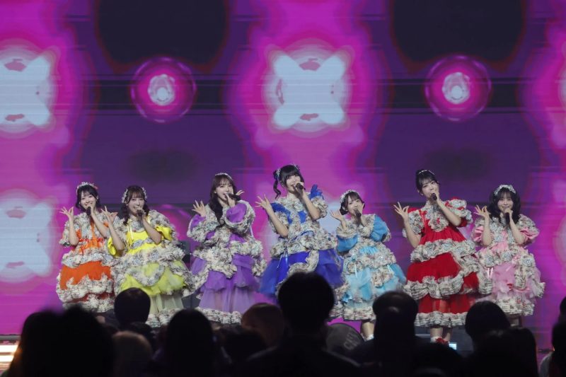 ステージで歌う日本のアイドルグループの画像
