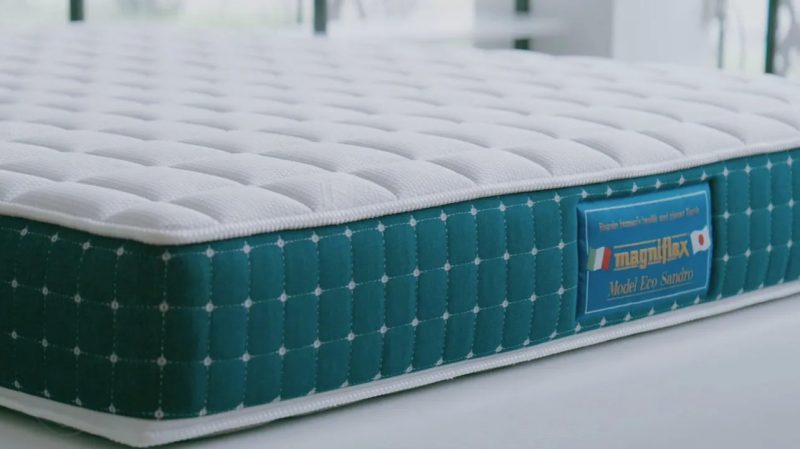 マットレスのクローズアップ画像です。白と緑の色合いで、高品質な素材で作られているように見えます。