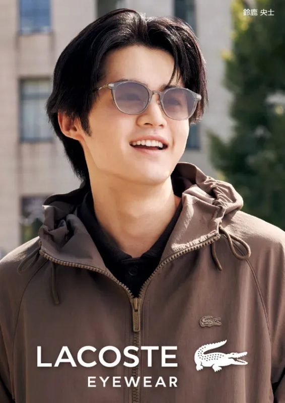 サングラスをかけた男性が笑顔で写っている写真。ラコステの広告のようだ。