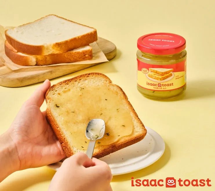 パンにソースを塗っている様子と、isaac toastのソースの瓶が写っている画像。